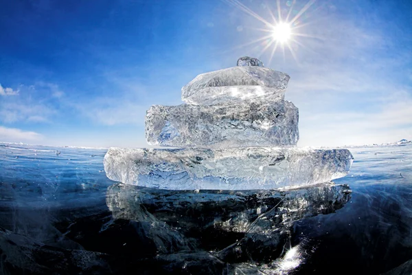 Barca di ghiaccio sul lago Baikal — Foto Stock