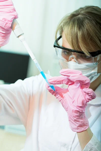 Investigador en laboratorio moderno — Foto de Stock