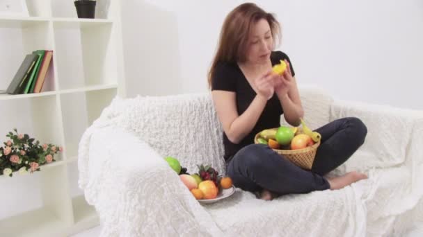 Mujer caucásica comiendo frutas — Vídeo de stock