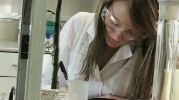 Женщина работает в современной лаборатории — стоковое видео
