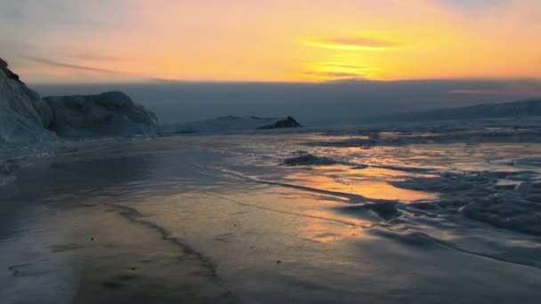 Gün batımında kış göl manzara — Stok video