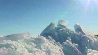 Mavi gökyüzü arka plan üzerinde buz