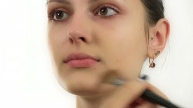 Güzel bir kızla makyaj uygulamak