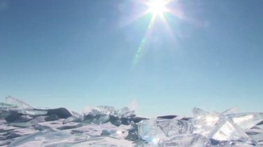 Mavi gökyüzü arka plan üzerinde buz