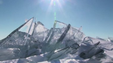 Mavi gökyüzü arka plan üzerinde buz