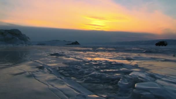 Lago de invierno paisaje con coches — Vídeos de Stock