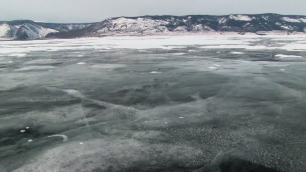 Зимнее озеро — стоковое видео