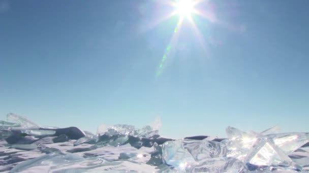 Лед на голубом фоне неба — стоковое видео