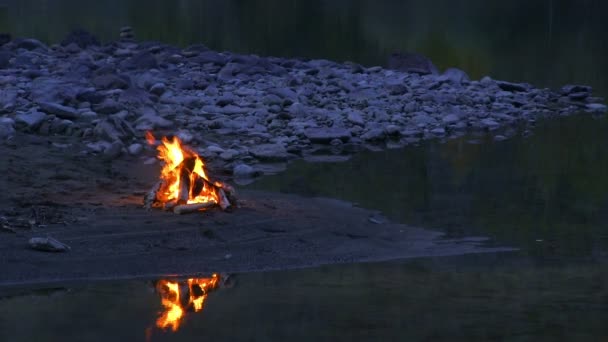 Fogata ardiendo en la orilla — Vídeos de Stock