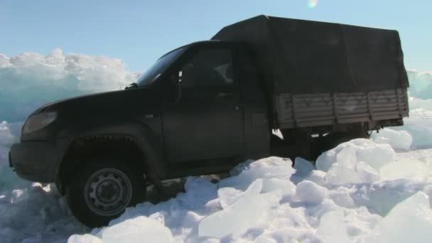 Auto vastgelopen op sneeuw weg — Stockvideo