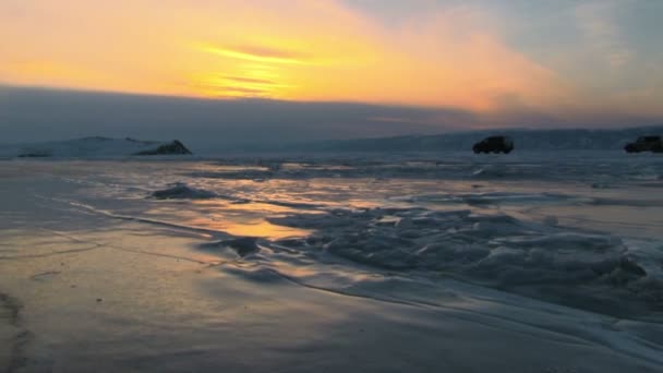 Winterliche Seenlandschaft mit Autos — Stockvideo