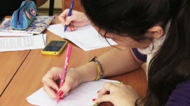 Kızlar onların defter üzerinde yazma