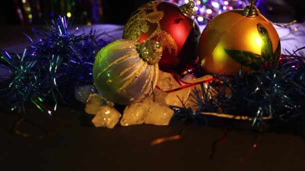 Різдвяні кульки та новорічні прикраси — стокове відео