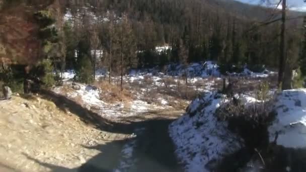 Condução em uma estrada de montanha — Vídeo de Stock