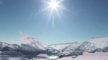 Mavi gökyüzü arka plan üzerinde buz