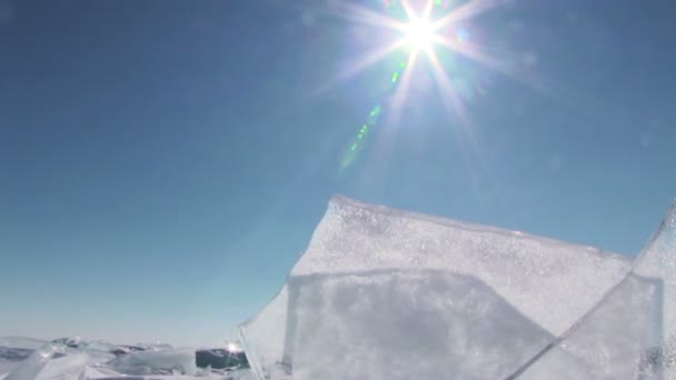 Лед на голубом фоне неба — стоковое видео