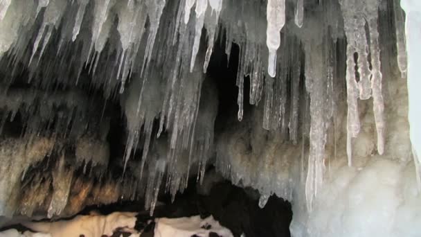 Duvarda donmuş buz sarkıtları — Stok video