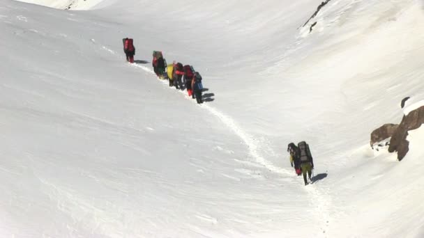 Los escaladores suben a la montaña — Vídeo de stock