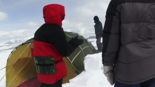 Les gens établissent tente — Video