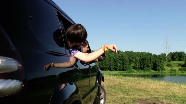 Mensen zitten in auto — Stockvideo