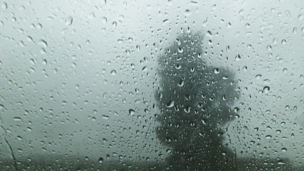 Gotas de lluvia corriendo por una ventana — Vídeo de stock