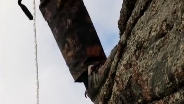 Adam tırmanmak uçurum — Stok video