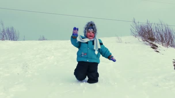 언덕에서 내려 걷는 아이 — 비디오
