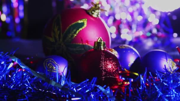 Bolas de Navidad y Decoración de Año Nuevo — Vídeo de stock