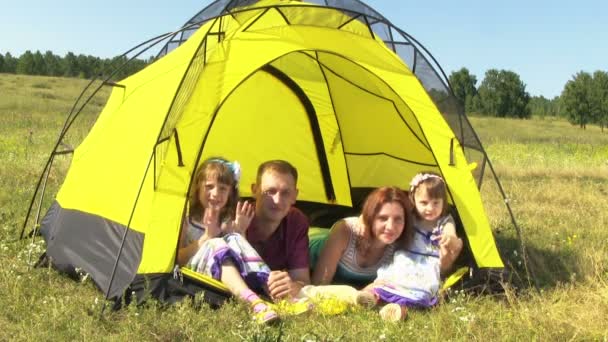 Familie liegt in gelbem Zelt — Stockvideo