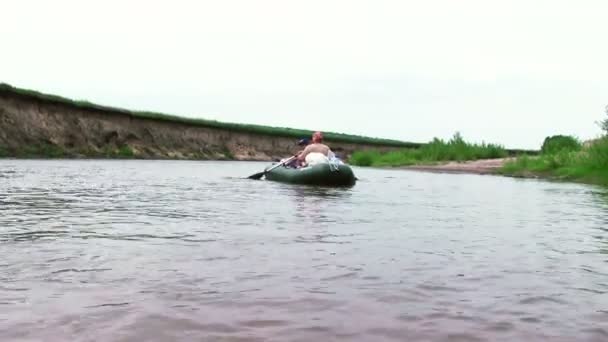 Ramer dans un bateau gonflable — Video