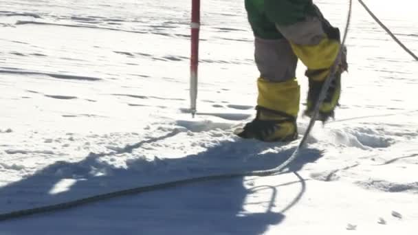 Альпинист идет на снег — стоковое видео