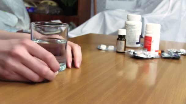 Rozpouštění Šumivé tablety ve vodě — Stock video