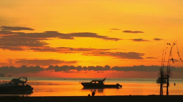 Soluppgång med båtar i Bali — Stockvideo