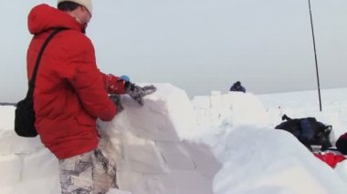 Adam bir kar ev inşa