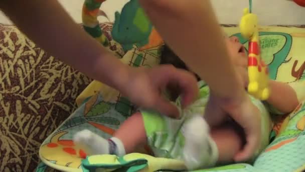 Мама усыпляет своего ребенка — стоковое видео
