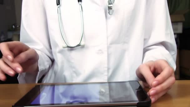 Medico che lavora su tablet — Video Stock