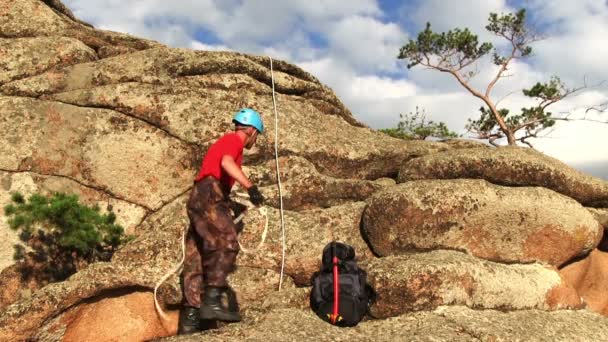 L'arrampicatore impacchetta la corda — Video Stock