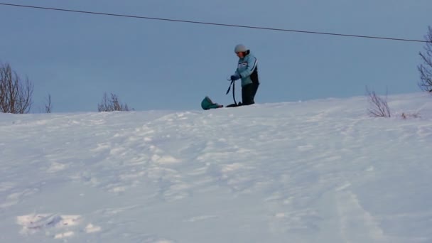 Descanso familiar al aire libre en invierno — Vídeo de stock