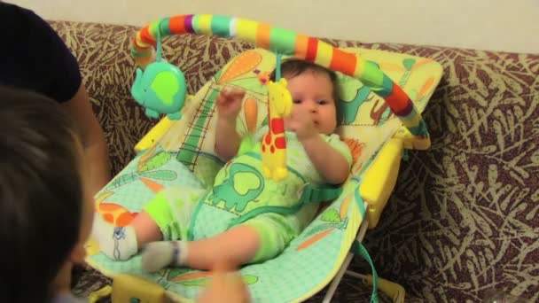 Bebê em sua transportadora — Vídeo de Stock