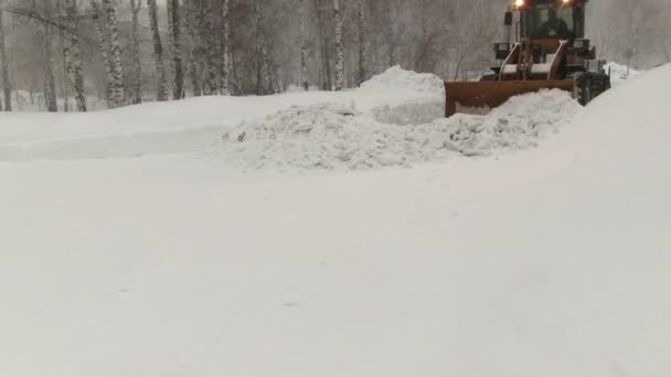 Snöplog tar bort en massa snö — Stockvideo