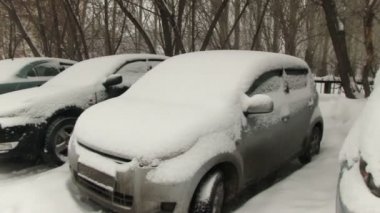 otomobil park kar ile kaplı.