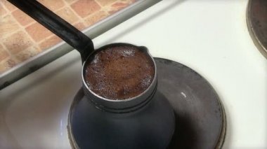 Eski bronz Turka kahve hazırlama