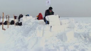 Adam bir kar ev - Igloo oluşturur.