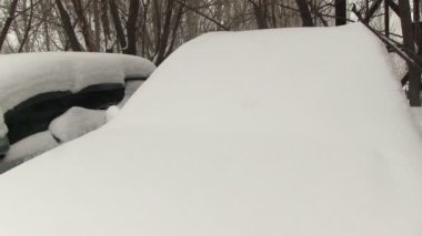 otomobil park kar ile kaplı.