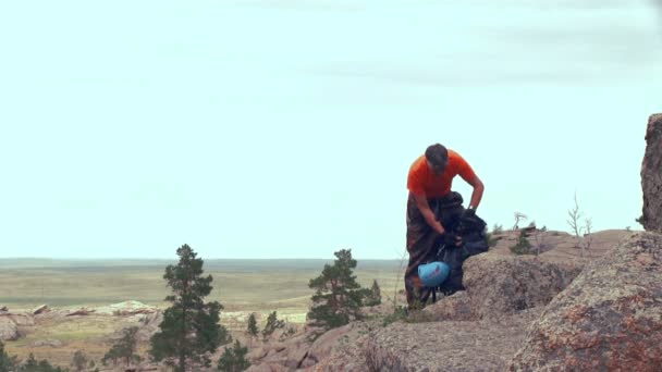 Klimmer klaar om te klimmen. — Stockvideo