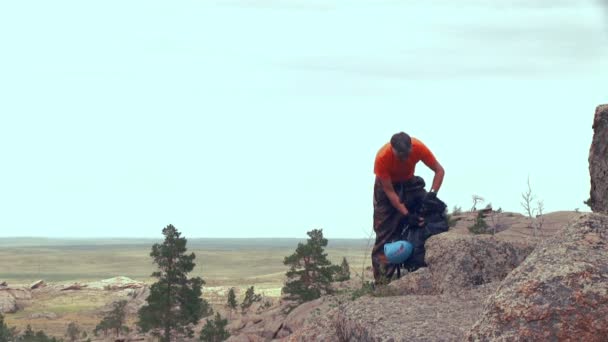 Climber getting ready to climb. — Stock Video