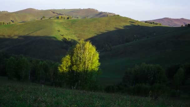 Salida del sol en valle de montaña — Vídeo de stock