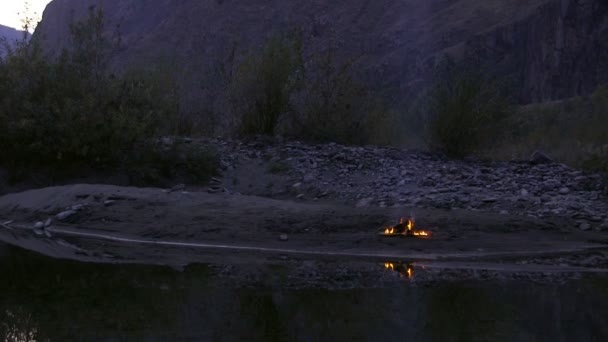 Campo di fuoco sulla riva del fiume — Video Stock