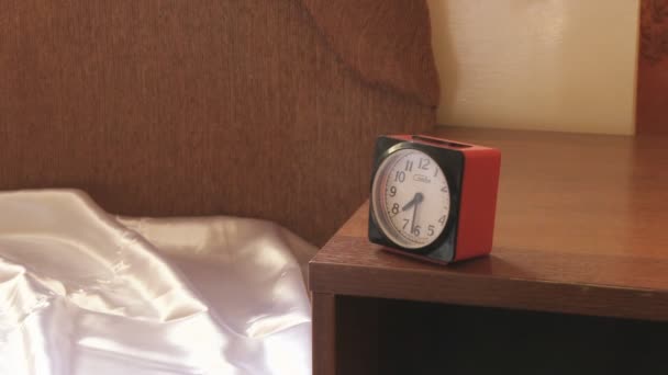 Kvinnan är väckt av sin väckarklocka — Stockvideo