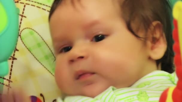 Μικρό μωρό στο κρεβάτι — Αρχείο Βίντεο